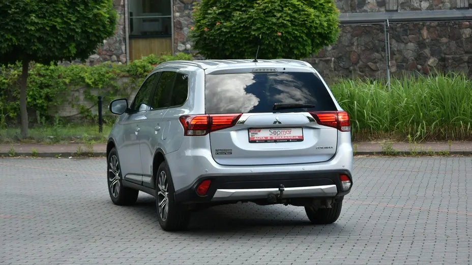 MITSUBISHI Outlander -