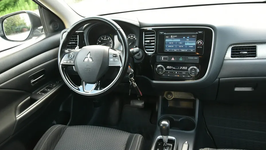MITSUBISHI Outlander -