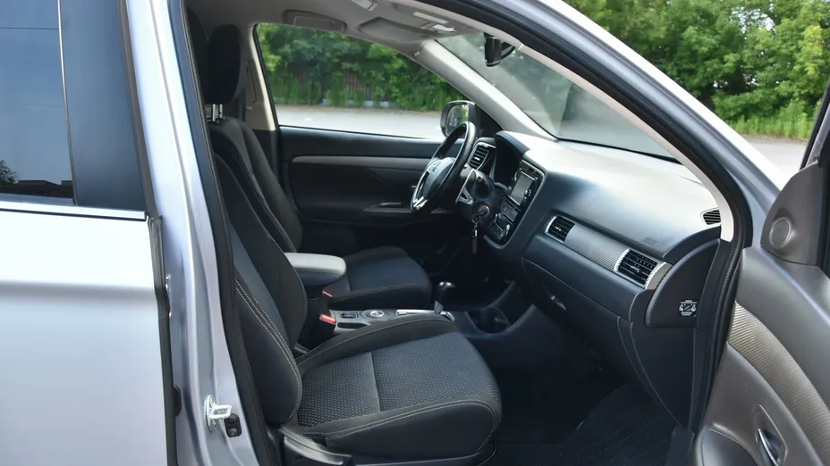 MITSUBISHI Outlander -