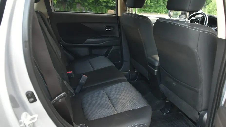 MITSUBISHI Outlander -