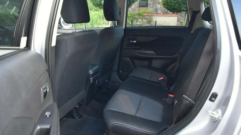 MITSUBISHI Outlander -