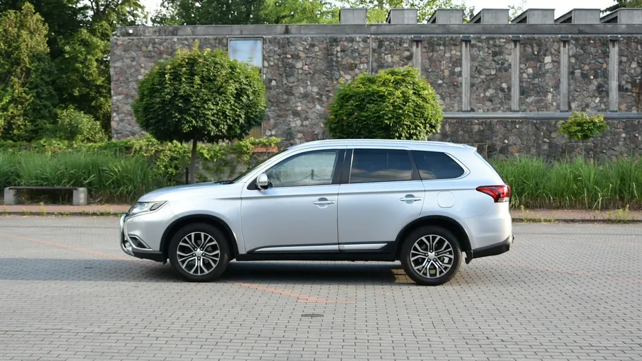 MITSUBISHI Outlander -