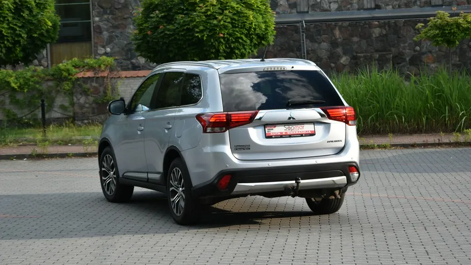 MITSUBISHI Outlander -