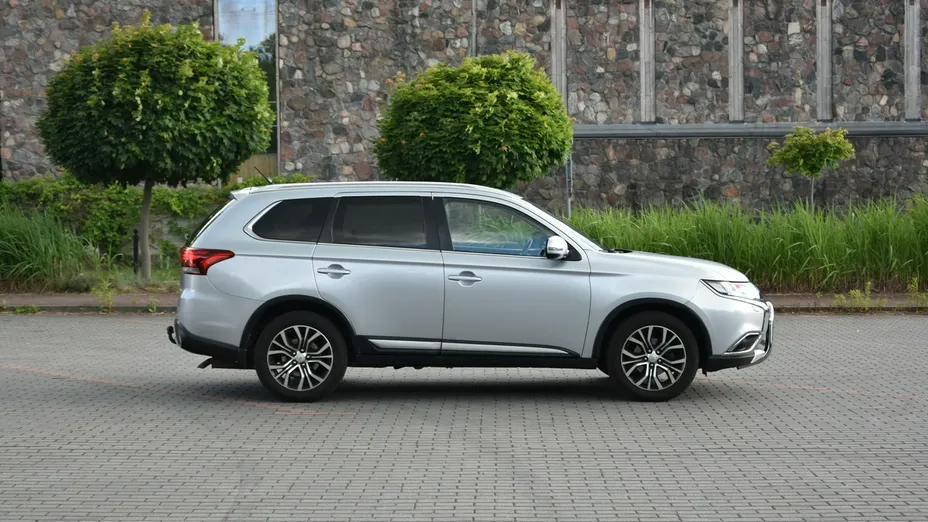 MITSUBISHI Outlander -