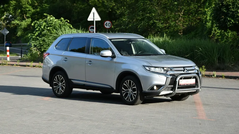 MITSUBISHI Outlander -