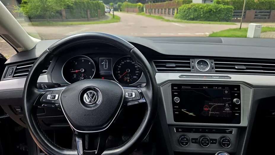 VOLKSWAGEN Passat -