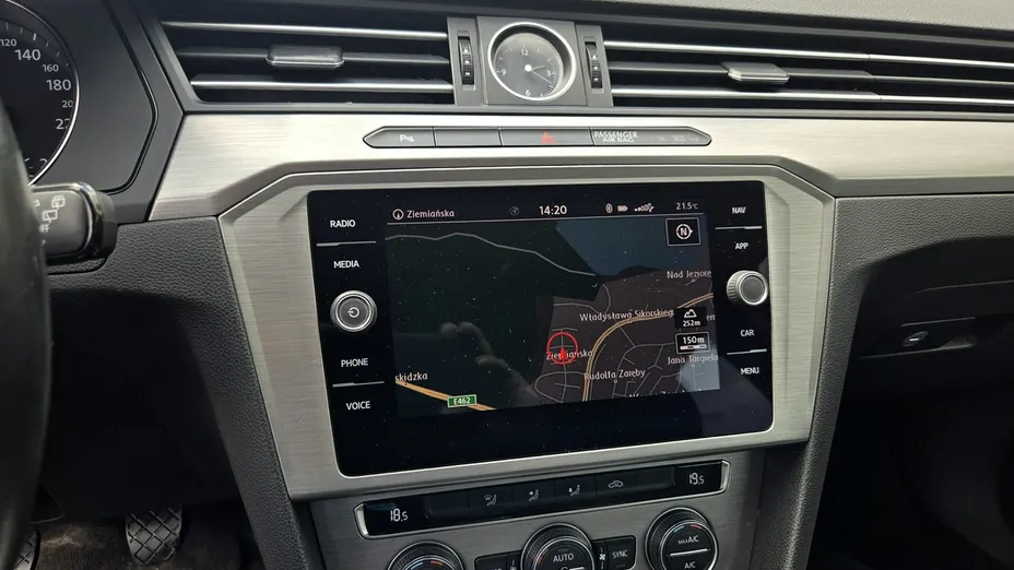 VOLKSWAGEN Passat -