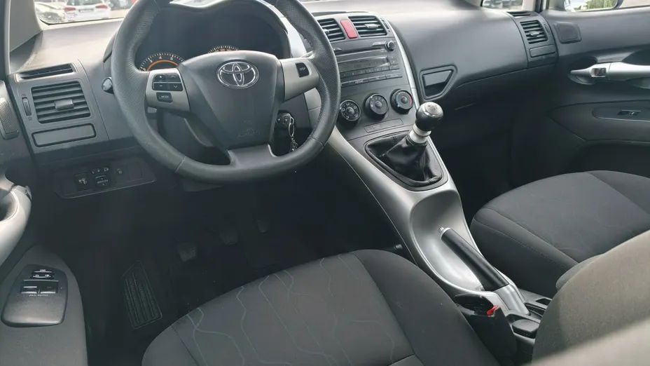 TOYOTA Auris -