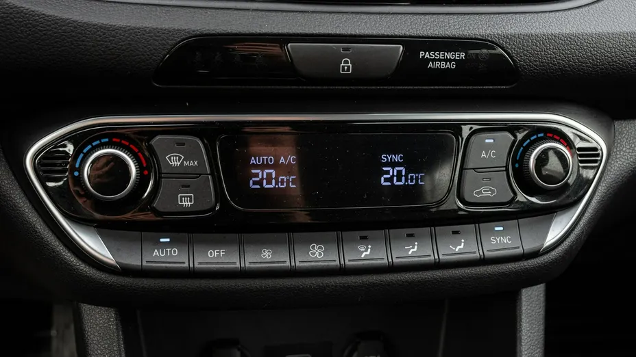 HYUNDAI i30 -
