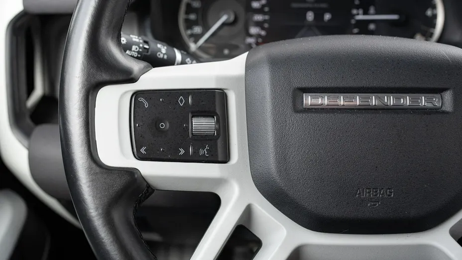 LAND ROVER Defender -