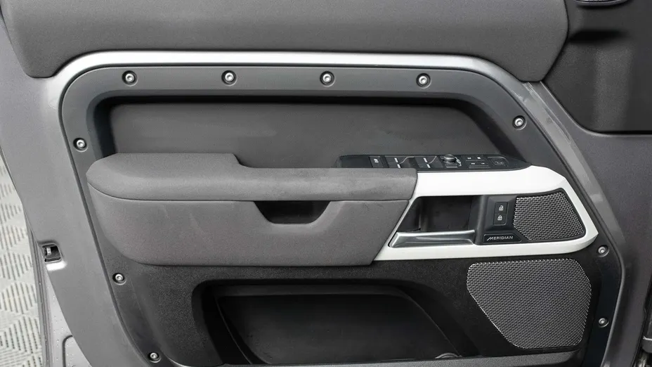 LAND ROVER Defender -