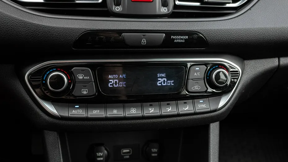 HYUNDAI i30 -