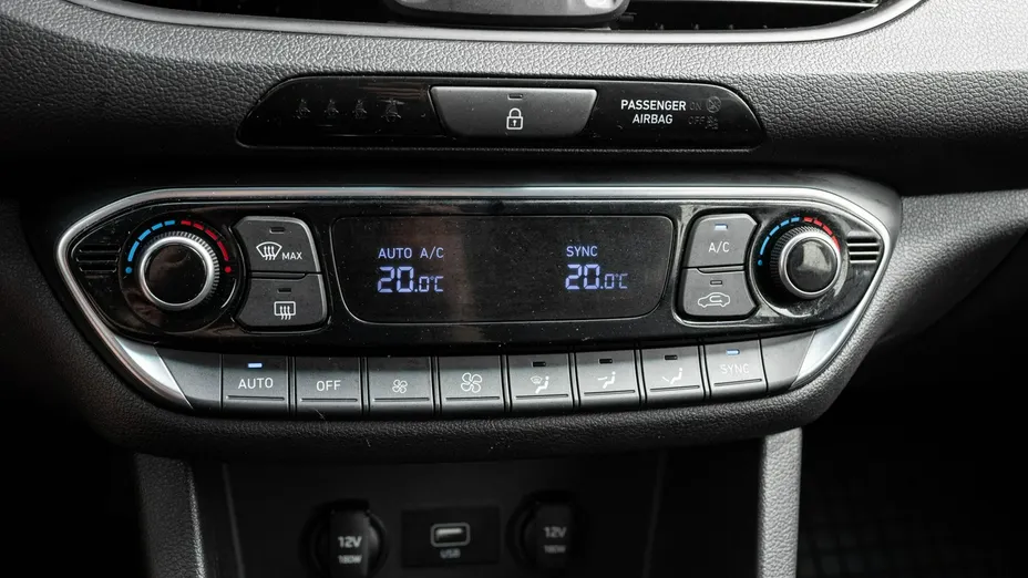HYUNDAI i30 -