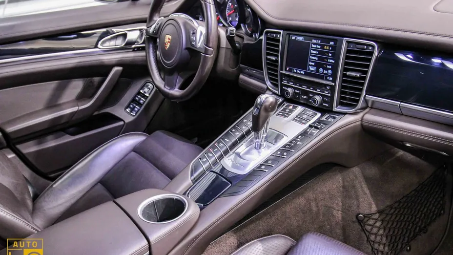 PORSCHE Panamera -