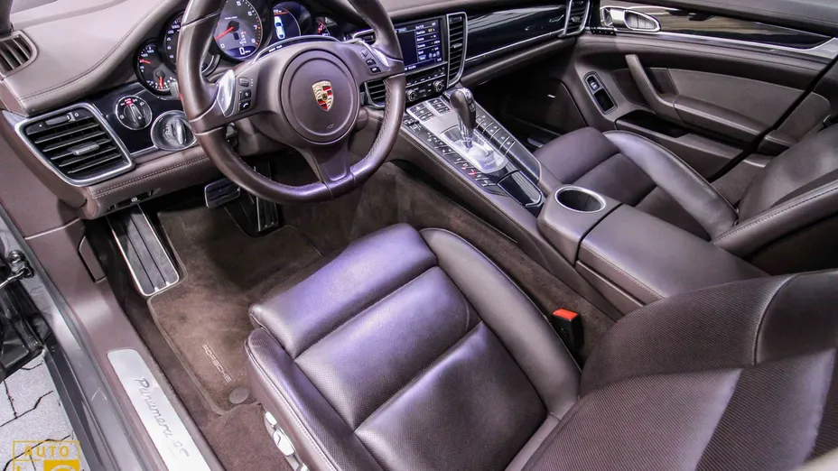 PORSCHE Panamera -
