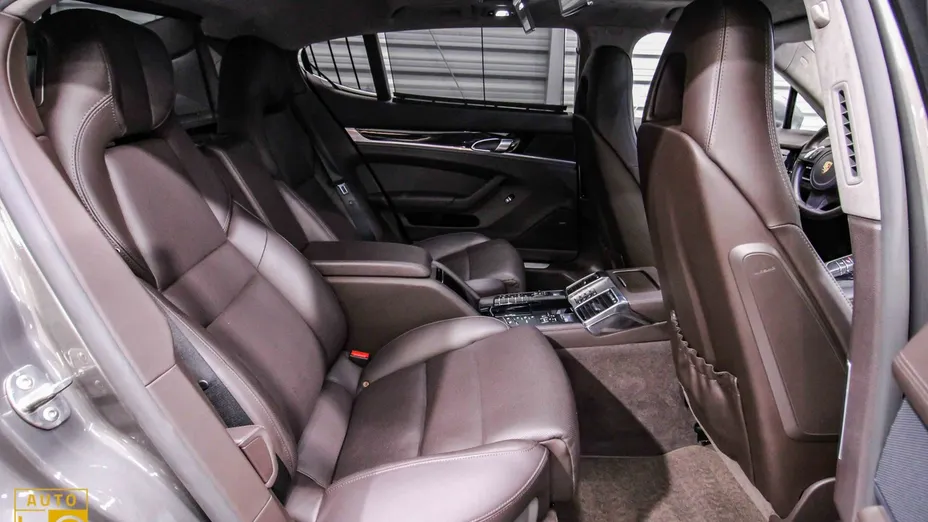 PORSCHE Panamera -