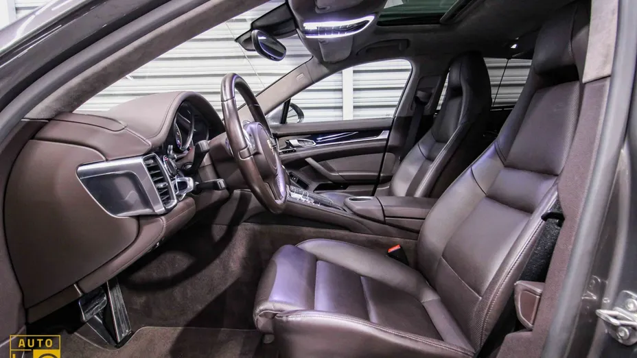 PORSCHE Panamera -