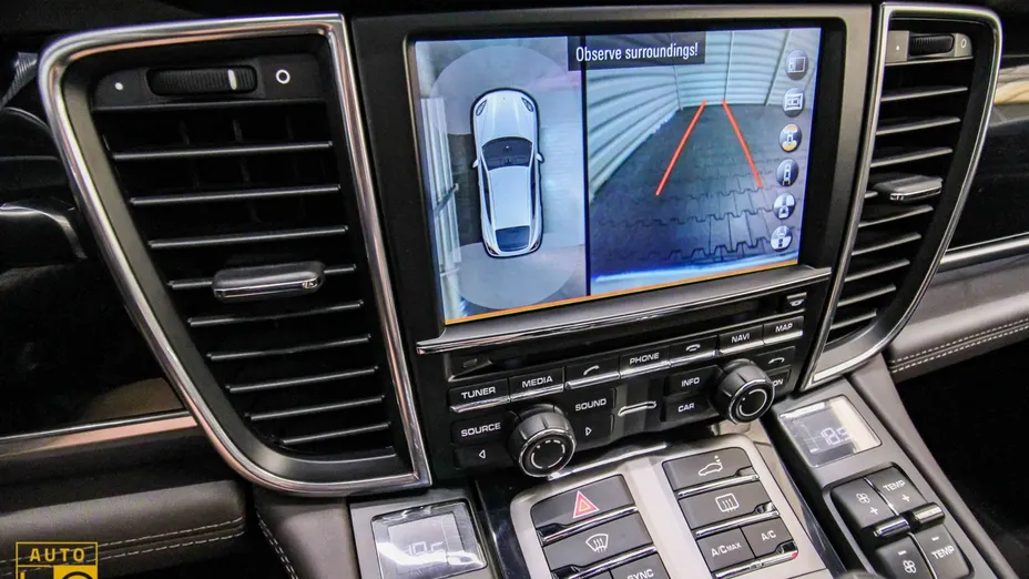 PORSCHE Panamera -