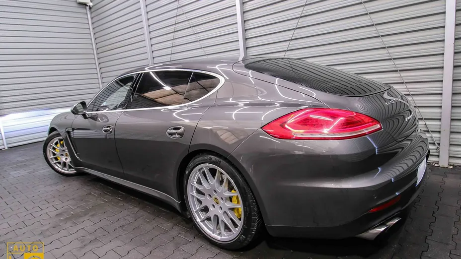 PORSCHE Panamera -