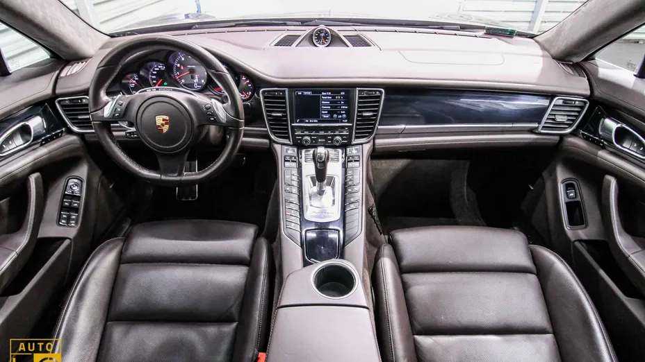 PORSCHE Panamera -