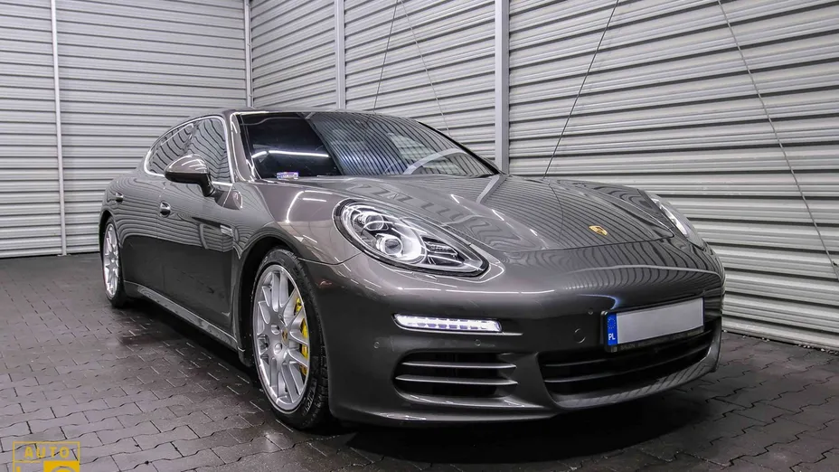 PORSCHE Panamera -