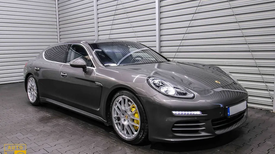 PORSCHE Panamera -