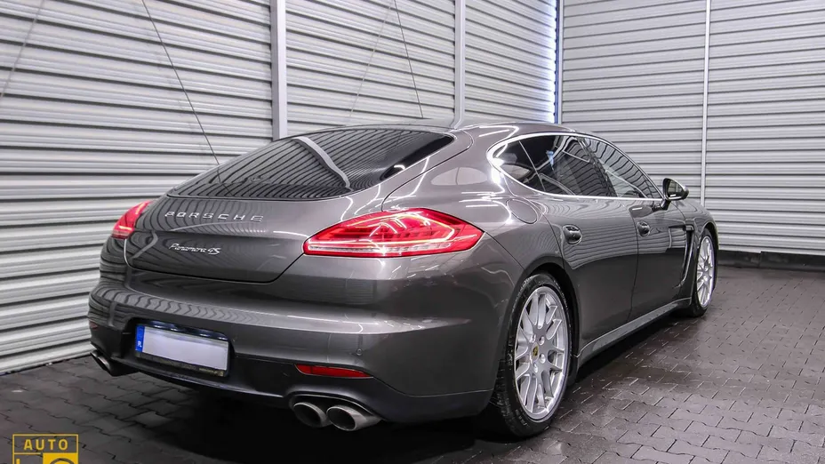 PORSCHE Panamera -
