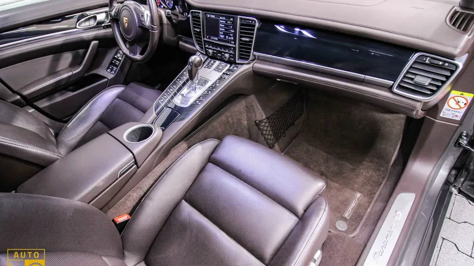 PORSCHE Panamera -