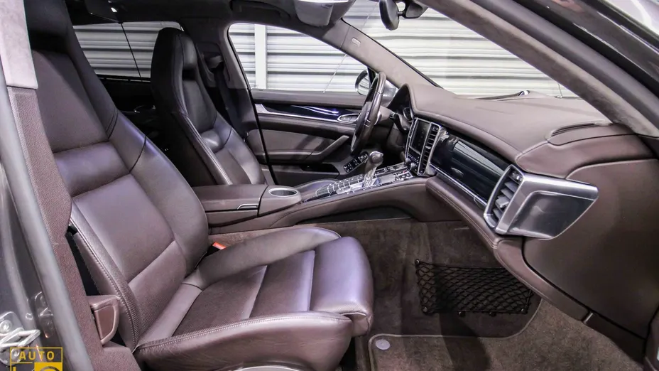 PORSCHE Panamera -