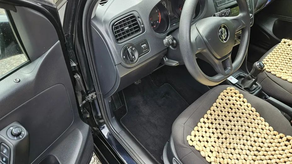 VOLKSWAGEN Polo -
