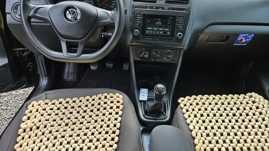 VOLKSWAGEN Polo -