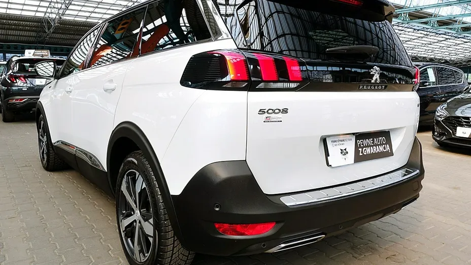 PEUGEOT 5008 -