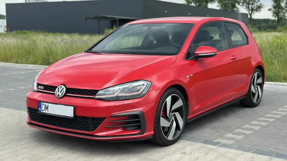 VOLKSWAGEN Golf -
