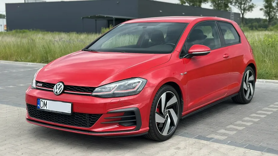 VOLKSWAGEN Golf -
