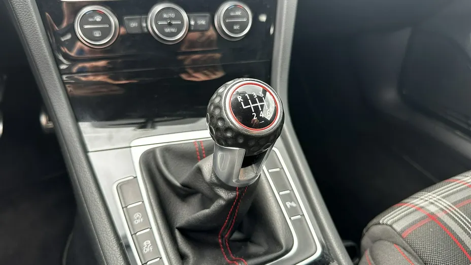 VOLKSWAGEN Golf -