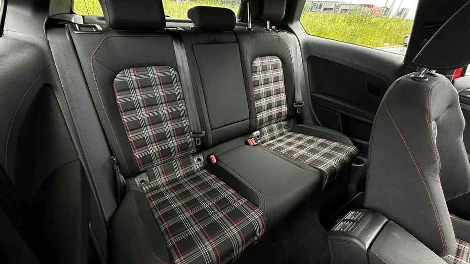 VOLKSWAGEN Golf -