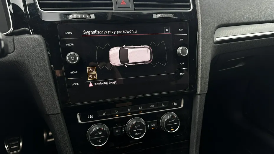 VOLKSWAGEN Golf -