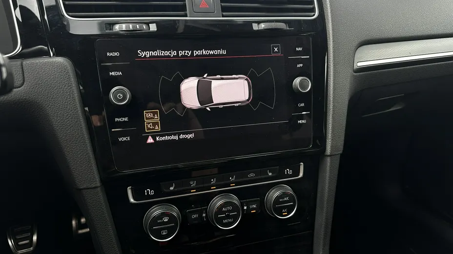 VOLKSWAGEN Golf -