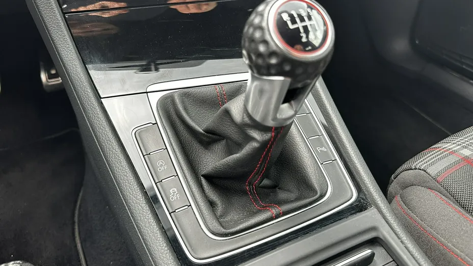 VOLKSWAGEN Golf -