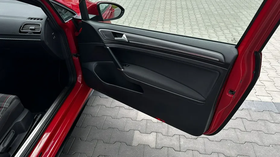 VOLKSWAGEN Golf -