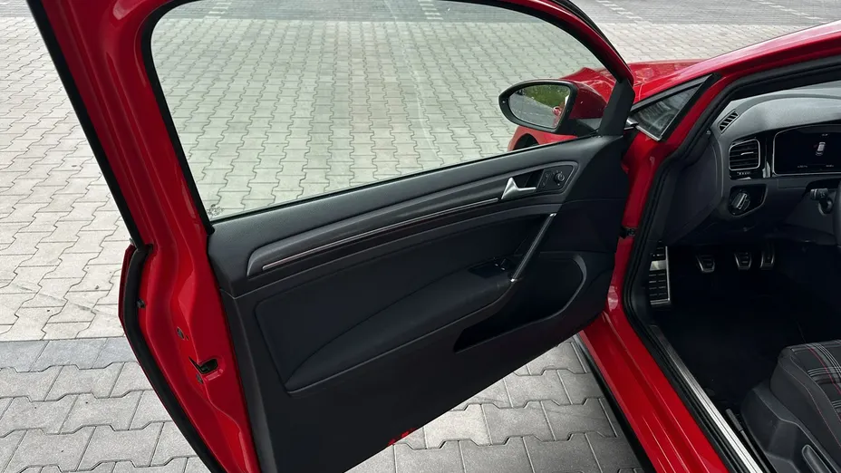 VOLKSWAGEN Golf -