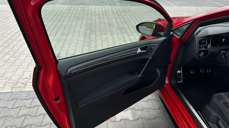 VOLKSWAGEN Golf -