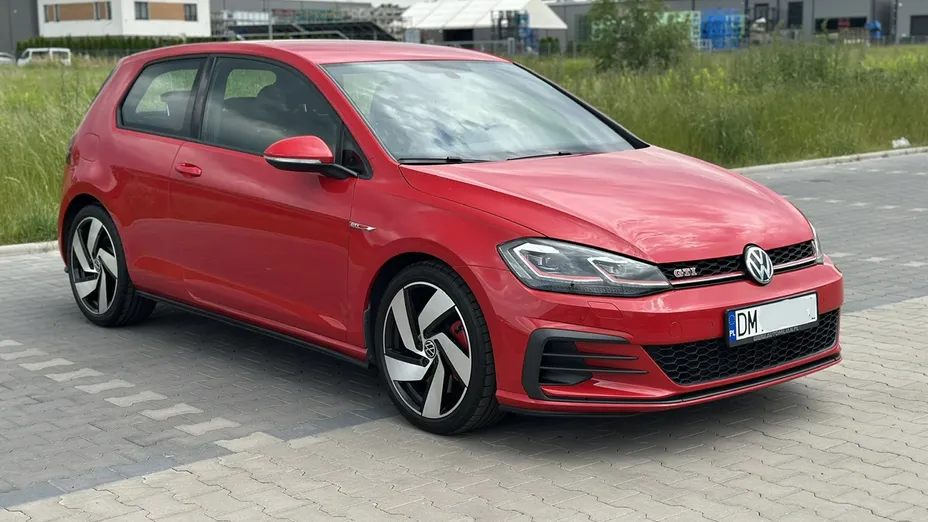 VOLKSWAGEN Golf -