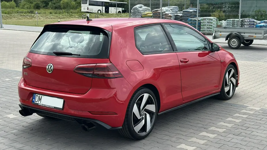 VOLKSWAGEN Golf -