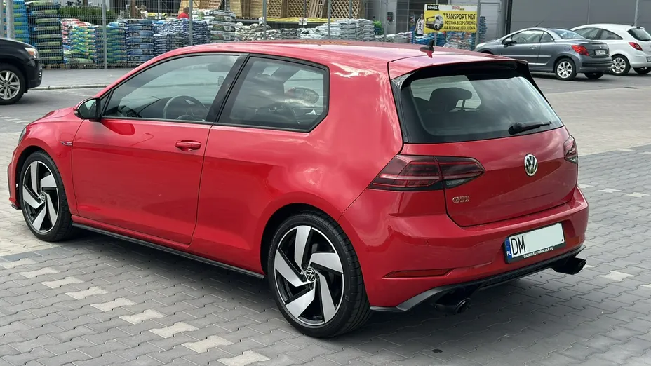 VOLKSWAGEN Golf -