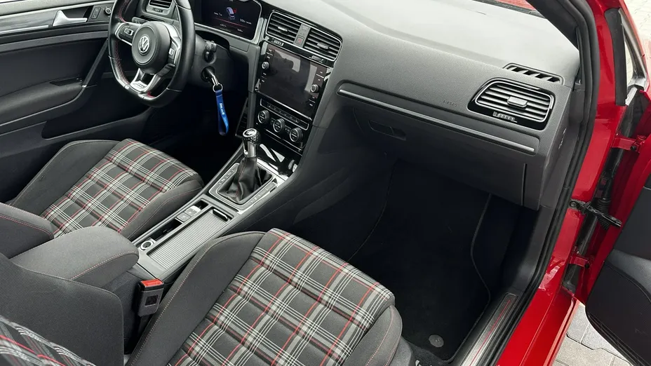 VOLKSWAGEN Golf -