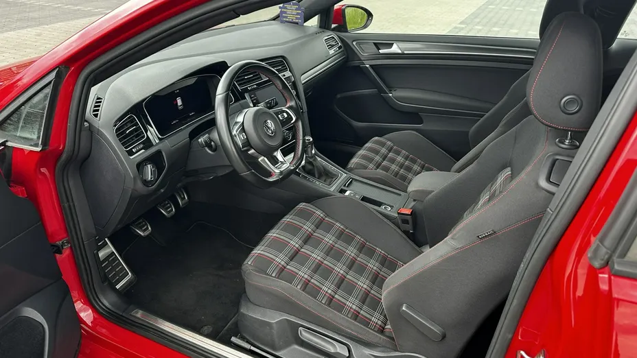 VOLKSWAGEN Golf -