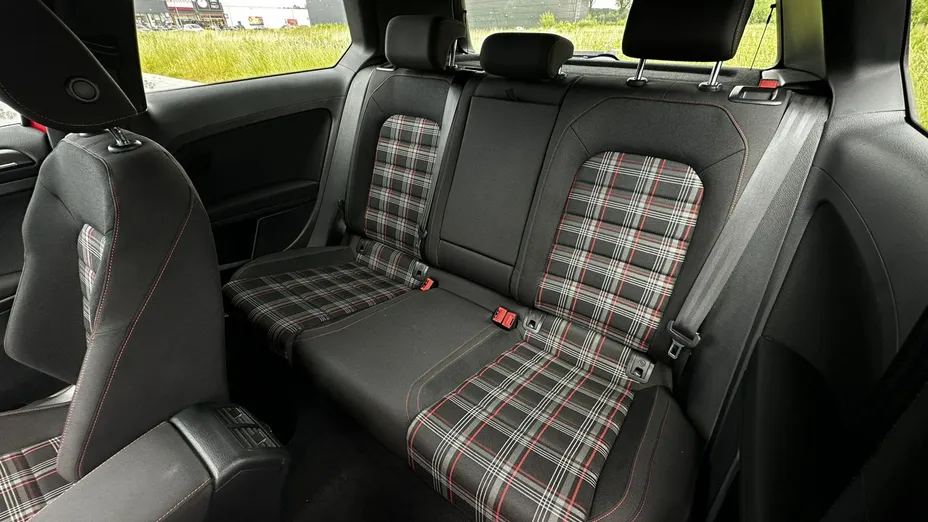VOLKSWAGEN Golf -