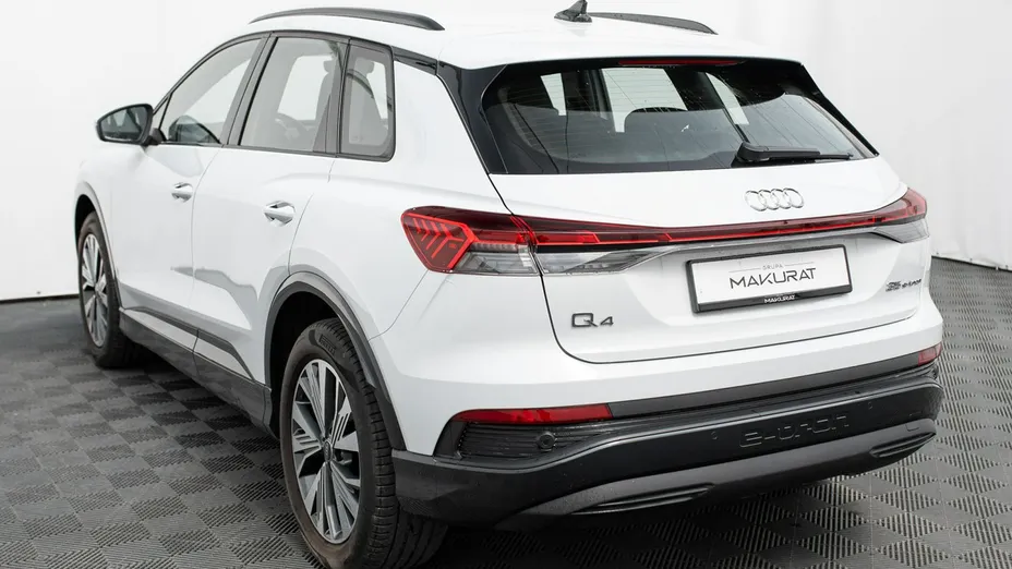 AUDI Q4 e-tron -