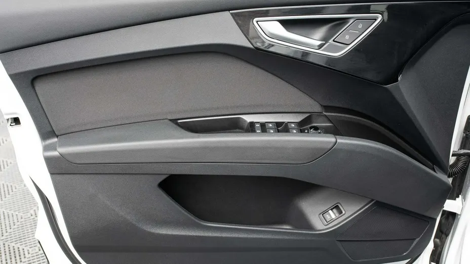 AUDI Q4 e-tron -